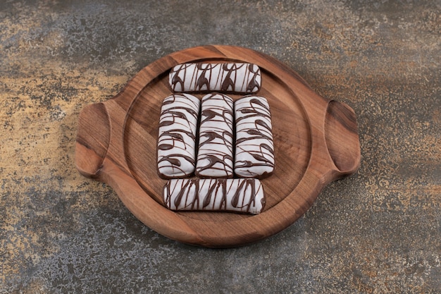 Free photo top view of fresh flat cakes on wooden tray.