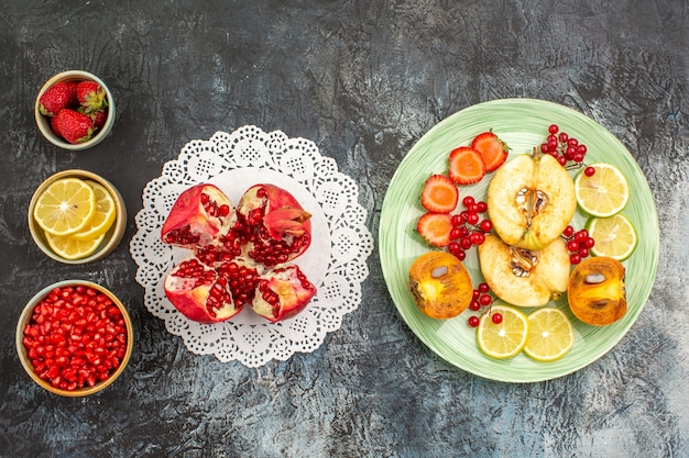 Free photo top view fresh fruits inside plate on a light table fruit fresh many