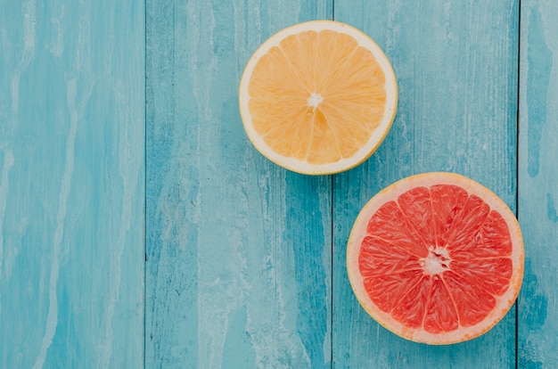 Free photo top view fresh grapefruit and lemon