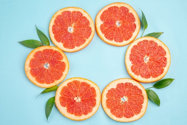 Free Photo top view fresh grapefruits fruit slices on blue background