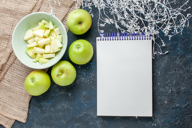 Free photo top view of fresh green apples mellow and juicy with sliced apple inside plate on dark, fruit fresh health vitamine