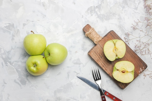 Free photo top view fresh green apples on a white background