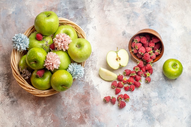 Free photo top view fresh green apples with raspberries