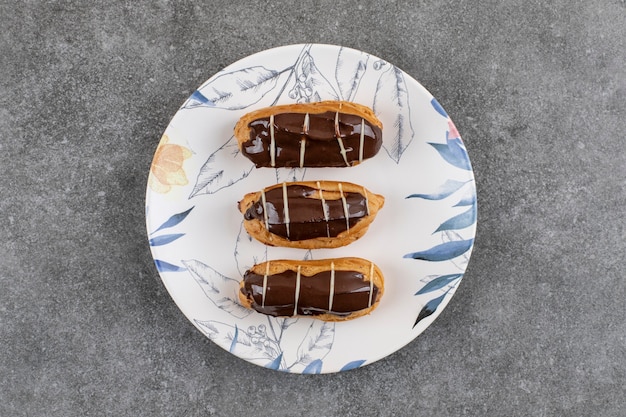 Free photo top view of fresh homemade donuts. ekler chocolate donut.