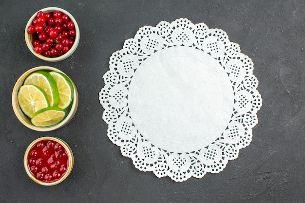 Free Photo top view fresh lemon slices with berries