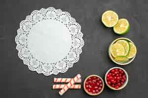 Free photo top view fresh lemon slices with berries