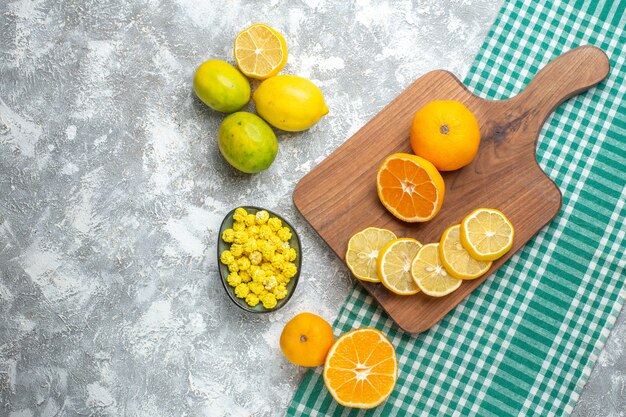 Top view fresh lemon slices with candies on light table