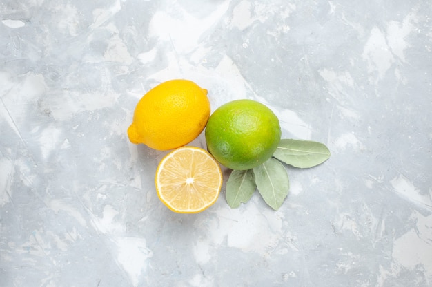 Free photo top view fresh lemons juicy and sour on the white desk tropic exotic fruit citrus