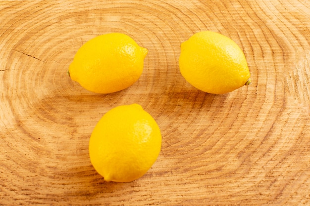 Free photo a top view fresh lemons sour ripe mellow juicy citrus vitamine yellow on the brown rustic table