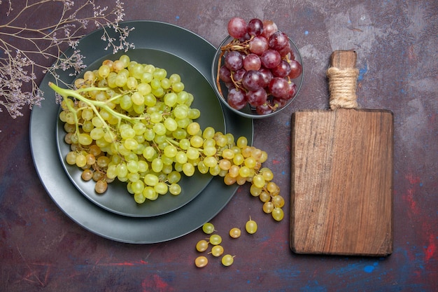 Free photo top view fresh mellow grapes green grapes on dark surface wine fresh grape fruit tree plant ripe