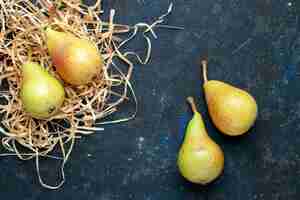 Free photo top view of fresh mellow pears whole ripe and sweet fruits on dark-grey desk, fruit mellow food health