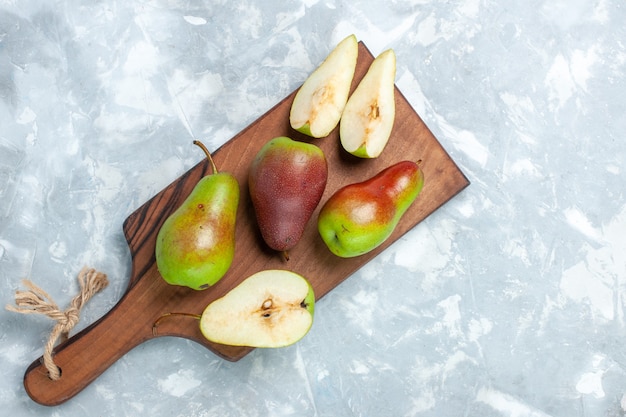 Free photo top view fresh pears sliced on light-white background.