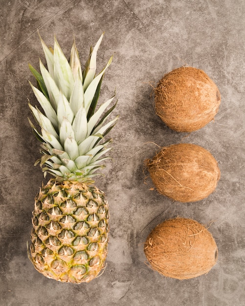 Free photo top view fresh pineapple with coconuts