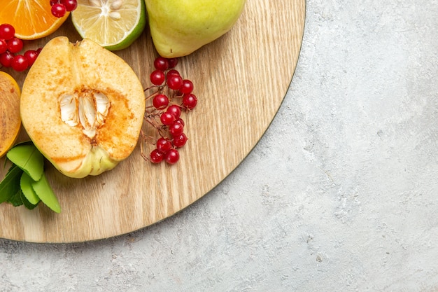 Free Photo top view fresh quinces with other fruits on white desk fruit fresh ripe mellow