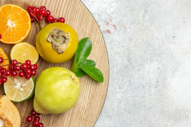 Free photo top view fresh quinces with other fruits on the white table fruit fresh ripe mellow