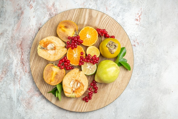 Free Photo top view fresh quinces with other fruits on white table fruit fresh ripe mellow