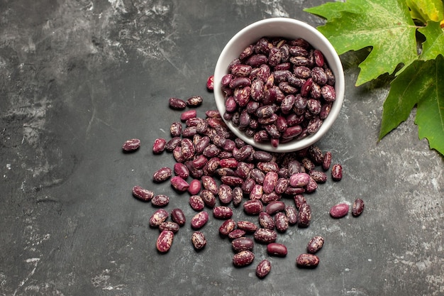 Free photo top view fresh raw beans on grey surface