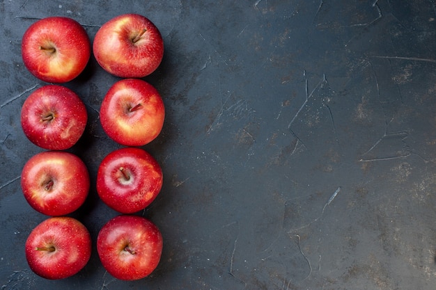 Free photo top view fresh red apples on dark table with free place