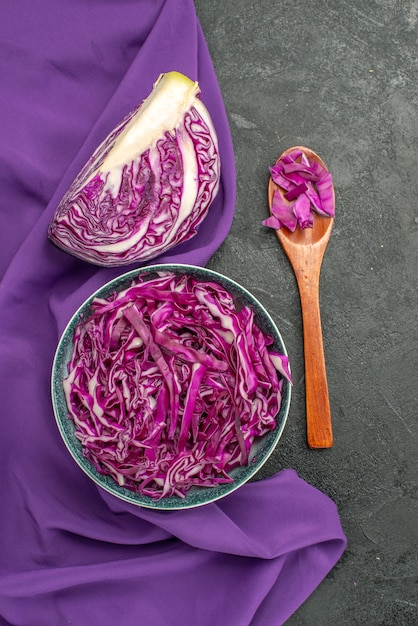 Free photo top view of fresh red cabbage sliced