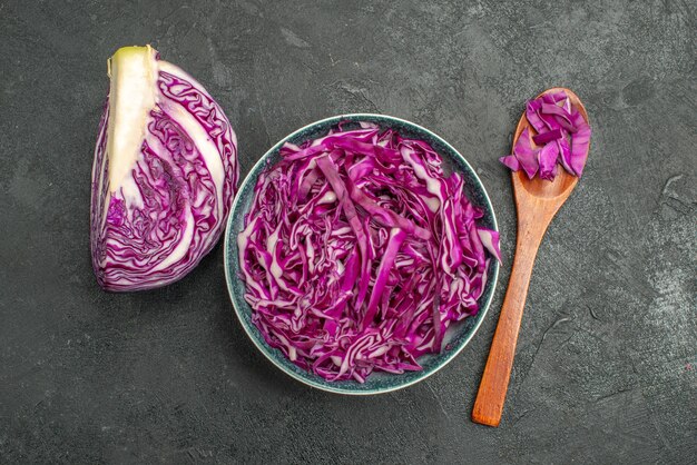 Free photo top view of fresh red cabbage sliced