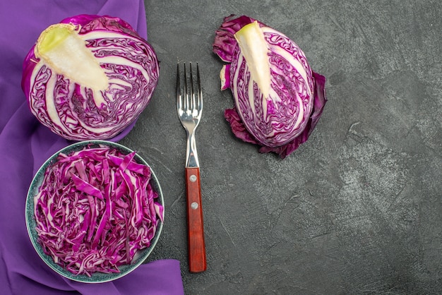 Free photo top view of fresh red cabbage sliced