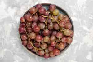 Free photo top view fresh red grapes juicy mellow sweet fruits on white desk