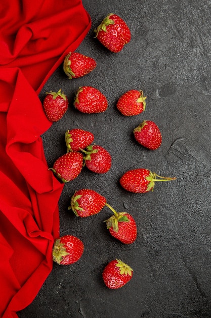 Free photo top view fresh red strawberries on dark table, fruit berry ripe