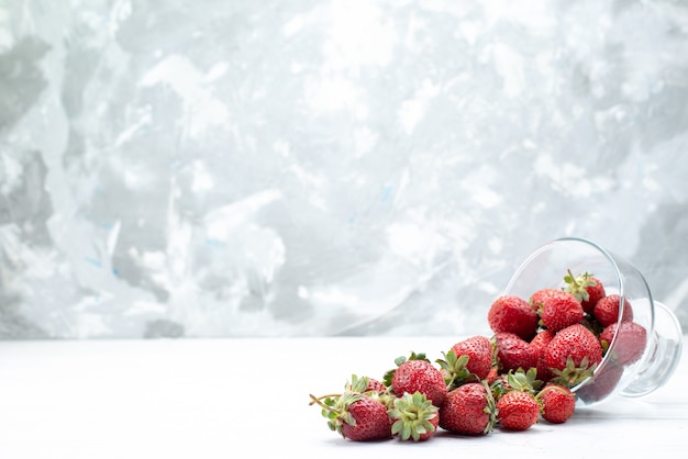 Free photo top view of fresh red strawberries inside and outside plate on white light, fruit berry fresh mellow