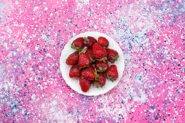 Free photo top view fresh red strawberries inside white plate on the purple background berry fresh fruit color