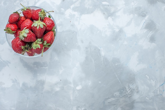 Free photo top view of fresh red strawberries mellow summer berries inside glass plate on light desk, berry fruit mellow vitamine