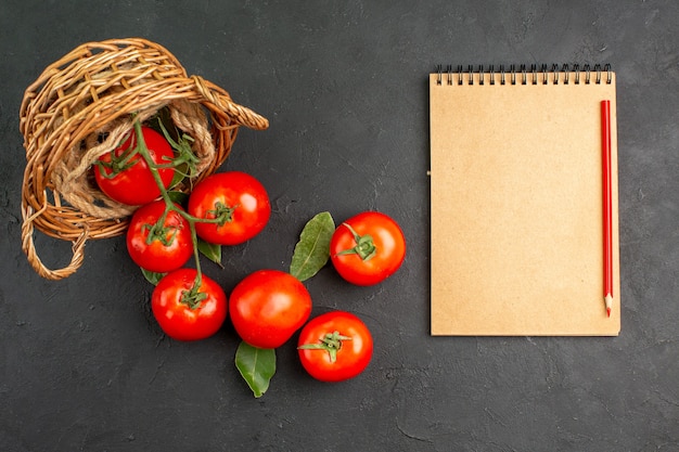 Free photo top view fresh red tomatoes inside basket