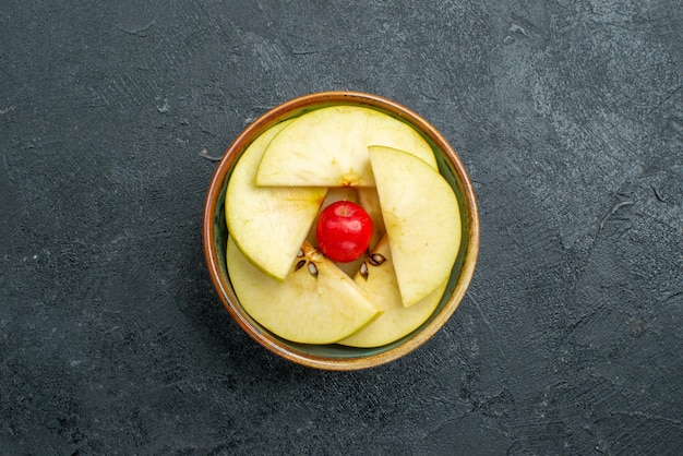 Free photo top view fresh sliced apples inside little pot on grey surface fresh fruit mellow ripe