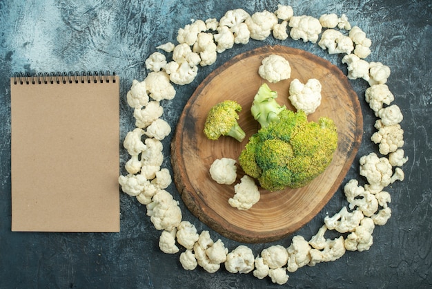 Free photo top view fresh sliced cauliflower circled on light-grey table