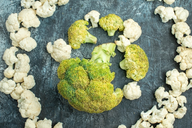 Free Photo top view fresh sliced cauliflower lined in circle on light-grey table