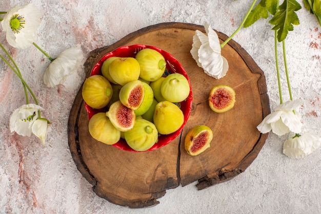 Free photo top view fresh sweet figs delicious fetuses inside red plate with flowers on white desk