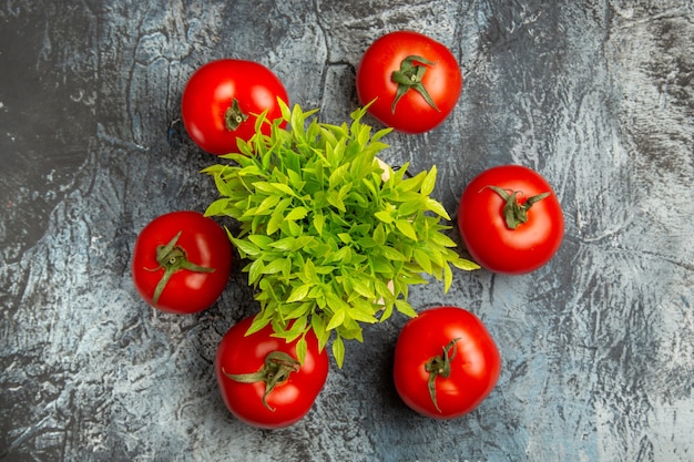 Free photo top view fresh tomatoes with green plant