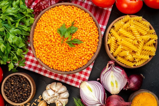 Free photo top view of fresh vegetables red lentils in a brown bowl pepper pastas fallen oil bottle