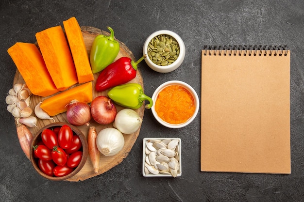 Free photo top view fresh vegetables with sliced pumpkin on a grey background fresh color ripe salad