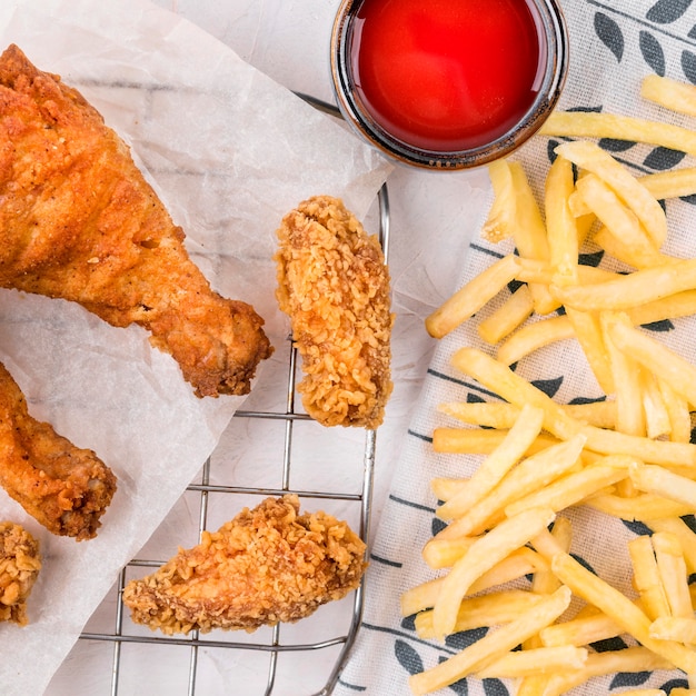 Free photo top view fried chicken with fries