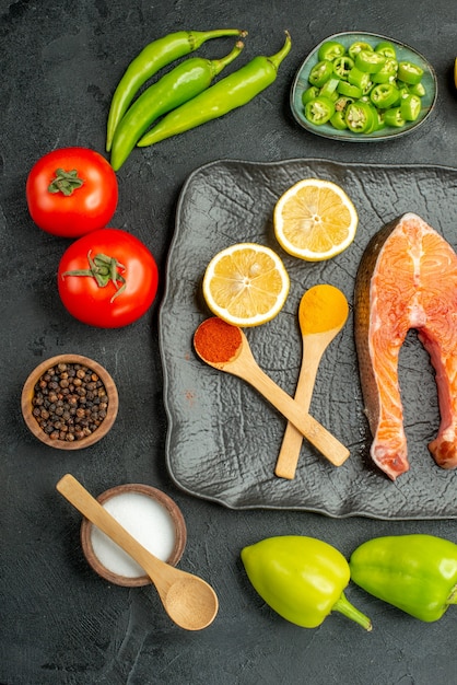 Free photo top view fried meat slices with fresh vegetables on a dark background