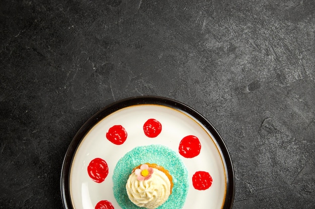 Free photo top view from afar plate of dessert plate of an appetizing dessert with sauces on the dark table