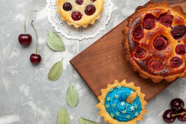 Free photo top view of fruity pie with raspberry cake on light, cake bake sweet fruit