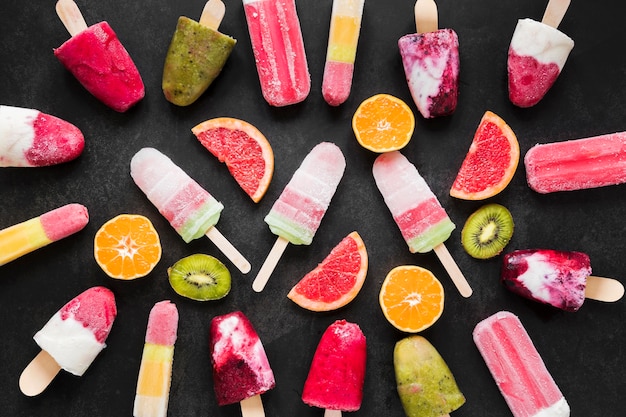 Free photo top view of fruity popsicles