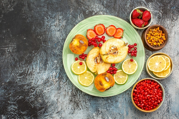 Free photo top view of fruity salad with fresh sliced fruits