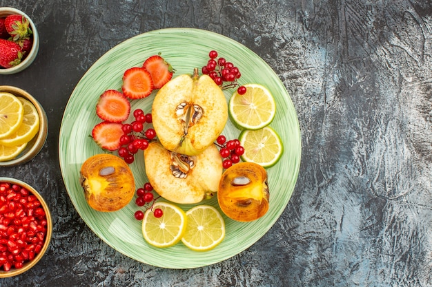 Free photo top view of fruity salad with fresh sliced fruits