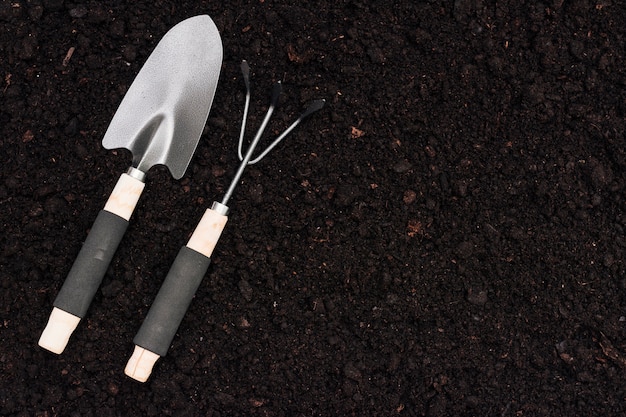 Free photo top view gardening tools on the ground