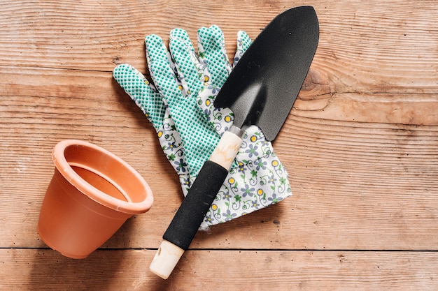 Free photo top view gardening tools on the table