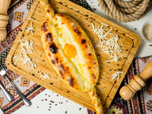 Free photo top view of georgian khachapuri cheese and egg bread