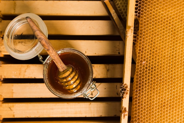 Free photo top view glass jar full of honey