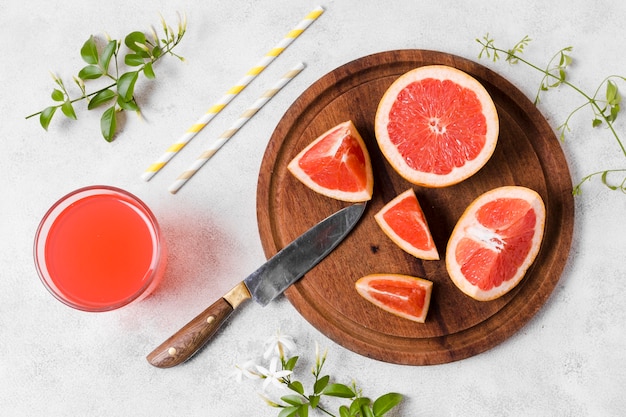 Free photo top view of grapefruit slices with juice